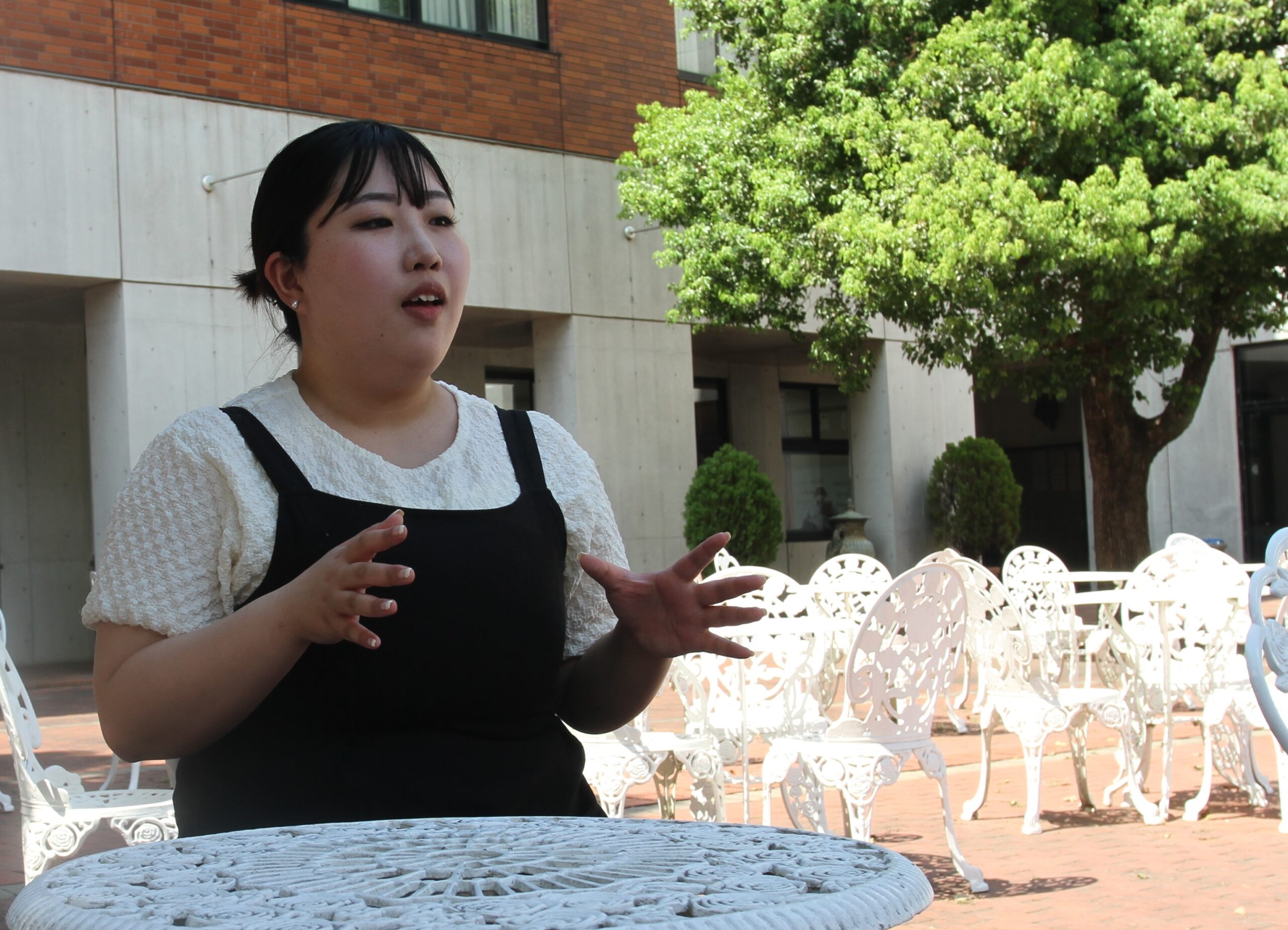 「サヤマdeシネマvol.7」実行委員会 委員長　宮本ひなのさん　サービス経営学部<br />
（愛知県立蒲郡東高等学校 出身）”>
                                  <figcaption class=