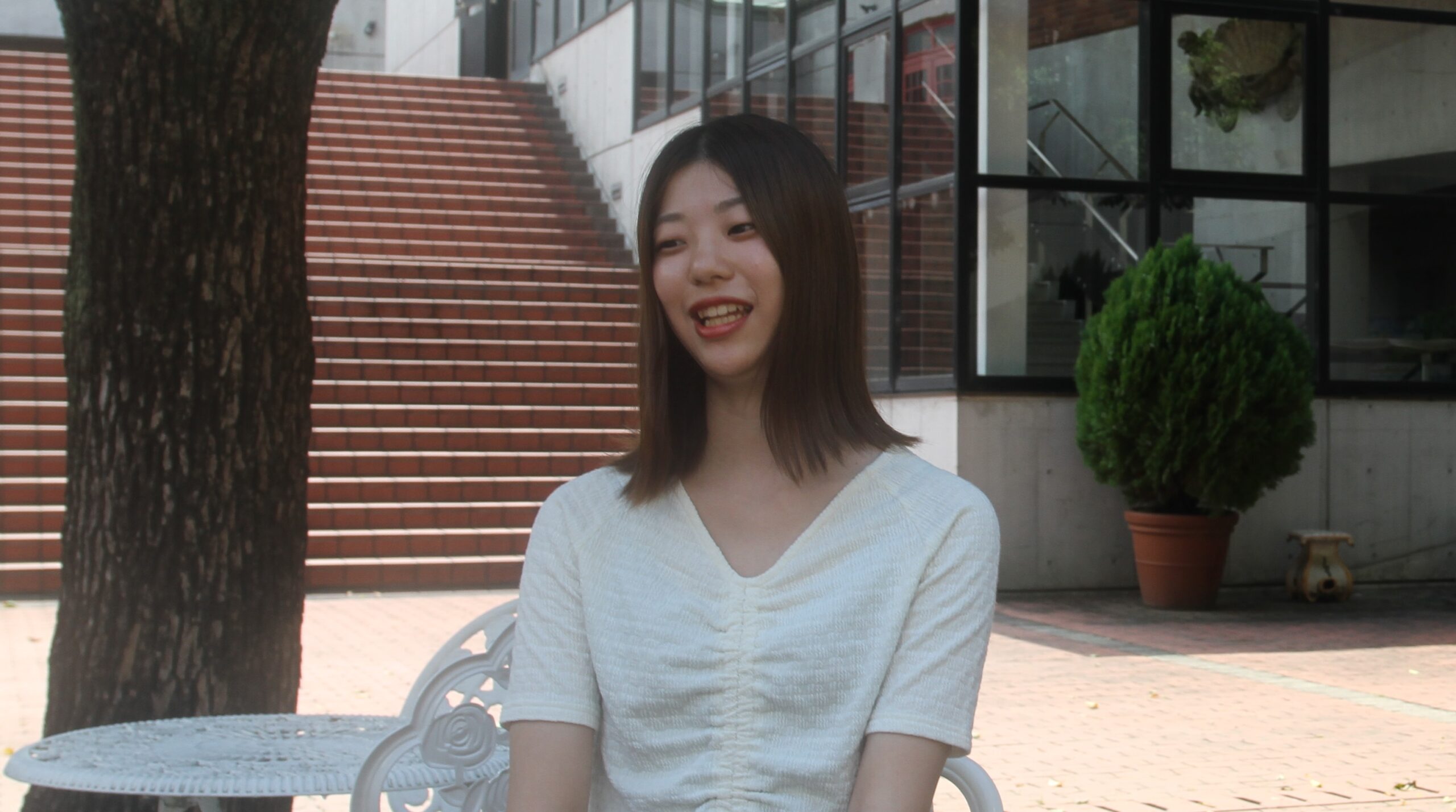 「サヤマdeシネマvol.7」実行委員会 副委員長　西村 優花さん　サービス経営学部<br />
（埼玉県立大宮光陵高等学校　出身）”>
                                      <figcaption class=